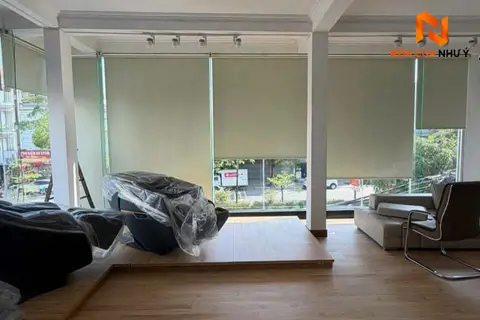 Mẫu rèm cuốn NY02 cản sáng cách nhiệt tốt, mang lại không gian yên tĩnh và mát mẻ cho phòng làm việc.