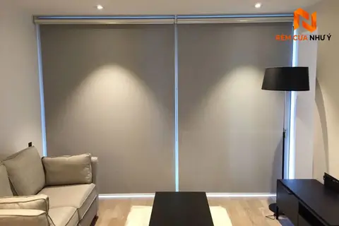 Bề mặt phủ nhựa cao cấp của rèm cuốn NY02 có khả năng chống bám bụi bẩn và lau chùi dễ dàng.