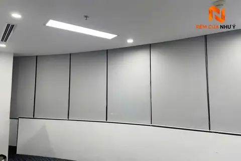 Bề mặt phủ nhựa cao cấp của rèm cuốn NY03 có khả năng chống bám bụi bẩn và lau chùi dễ dàng.