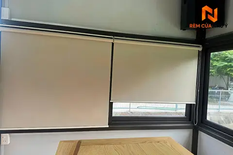 Rèm cuốn nhà phố NY03 thiết kế tối giản, cản nhiệt chống nắng hiệu quả cho khung cửa sổ phòng khách.