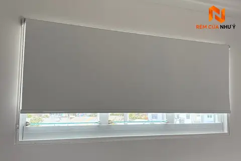 Rèm cuốn nhà phố cản sáng cách nhiệt hiệu quả cho khung cửa sổ phòng khách.
