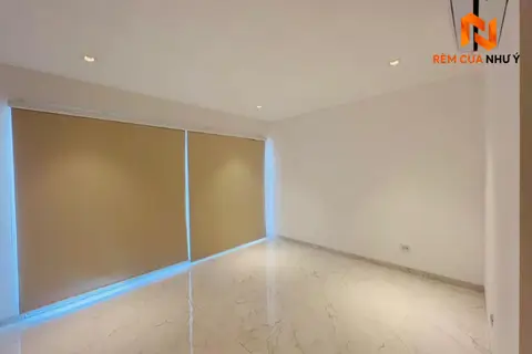 Rèm cuốn nhà phố cản nhiệt chống nắng hiệu quả cho khung cửa sổ phòng khách.