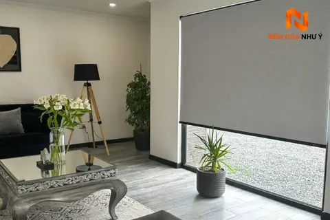 Rèm cuốn nhà phố thiết kế gọn gàng, cản sáng chống nóng vượt trội cho khung cửa sổ phòng khách.