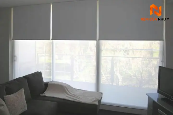 Bề mặt phủ nhựa chuyên dụng của rèm cuốn NY07 chống thấm nước, kháng bụi và lau chùi dễ dàng.