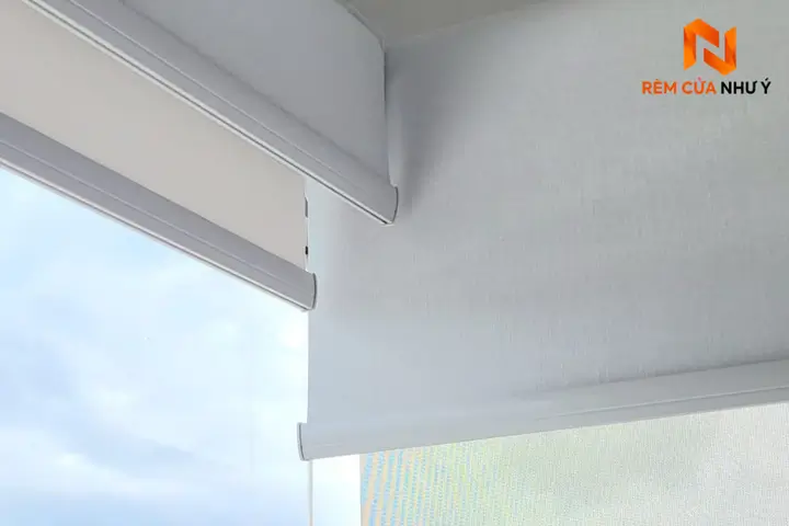 Rèm cuốn văn phòng NY07 thiết kế tối giản, cản sáng chống chói hiệu quả cho không gian làm việc hiện đại.