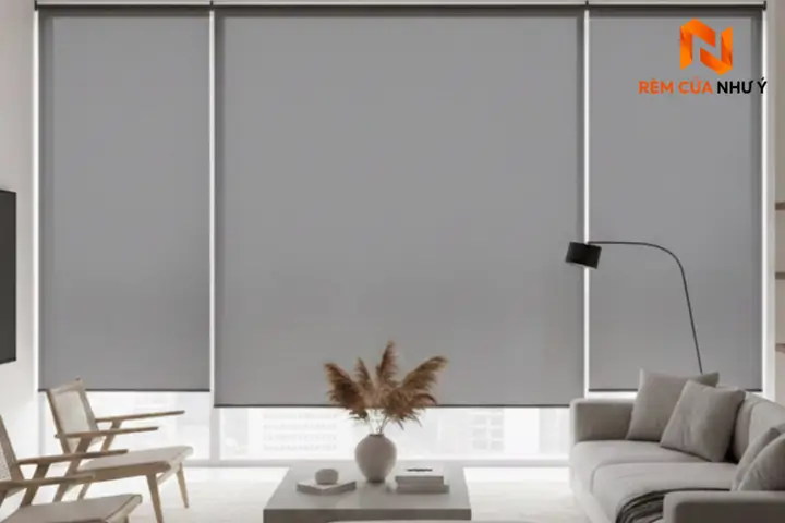 Kỹ thuật viên Như Ý Home trực tiếp đo đạc và thi công rèm cuốn NY05 chuẩn xác tại văn phòng của khách hàng.