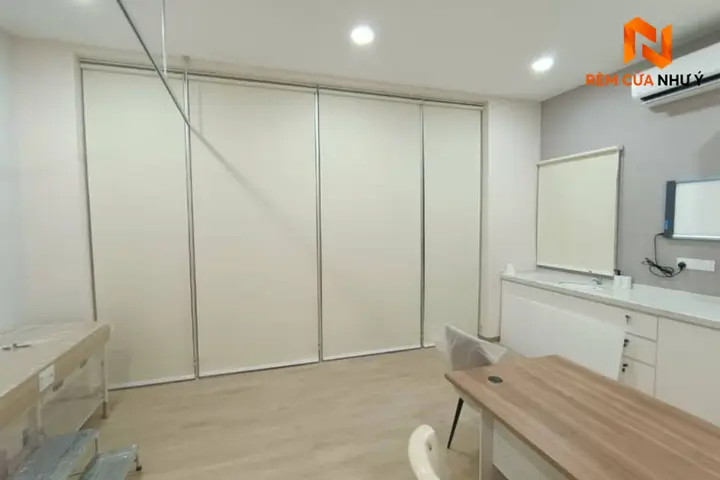 Rèm cuốn văn phòng NY04 thiết kế tối giản, cản sáng chống chói hiệu quả cho không gian làm việc hiện đại.