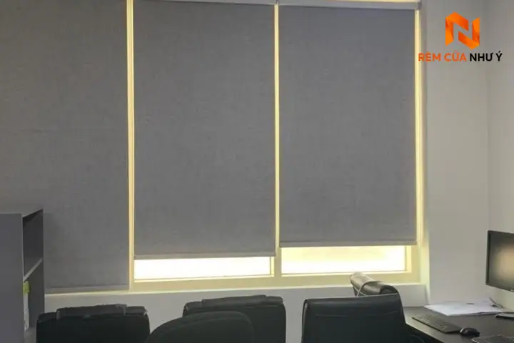 Bề mặt phủ nhựa chuyên dụng của rèm cuốn NY10 chống thấm nước, kháng bụi và lau chùi dễ dàng.