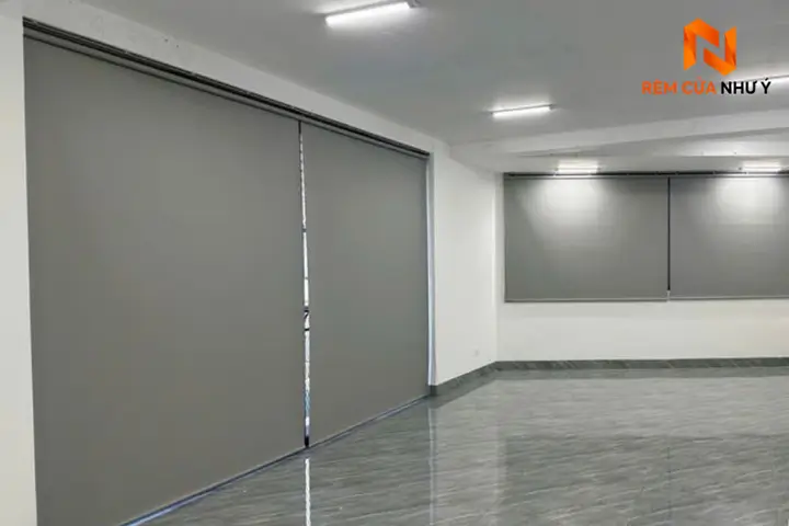 Kỹ thuật viên Như Ý Home trực tiếp đo đạc và thi công rèm cuốn NY10 chuẩn xác tại văn phòng của khách hàng.