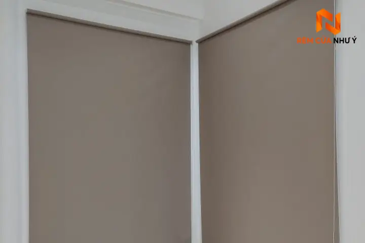 Rèm cuốn văn phòng NY10 thiết kế tối giản, cản sáng chống chói hiệu quả cho không gian làm việc hiện đại.