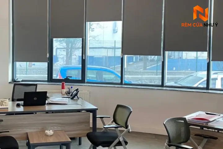 Bề mặt phủ nhựa chuyên dụng của rèm cuốn NY08 chống thấm nước, kháng bụi và lau chùi dễ dàng.