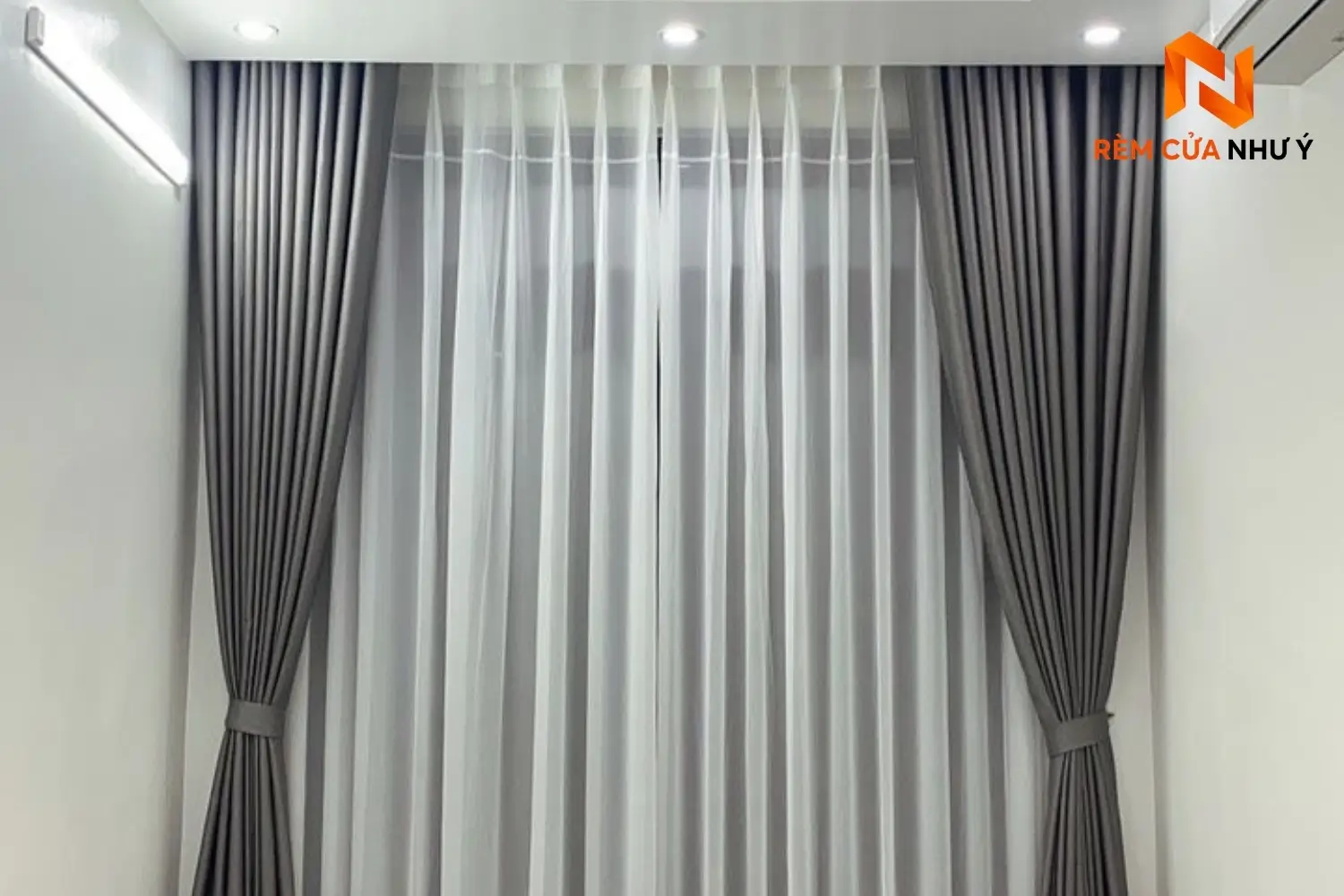 Kỹ thuật viên Như Ý Home trực tiếp đo đạc và thi công rèm vải NY08 chuẩn đẹp tại căn hộ chung cư của khách hàng.