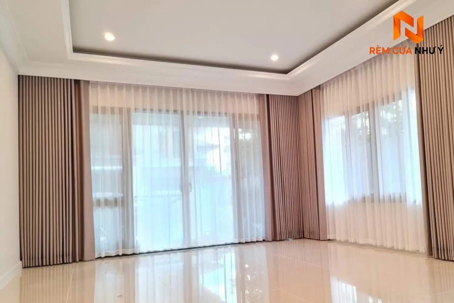 Rèm vải chung cư NY06 cản sáng cách nhiệt hiệu quả, mang lại vẻ đẹp sang trọng và ấm cúng cho phòng khách căn hộ.