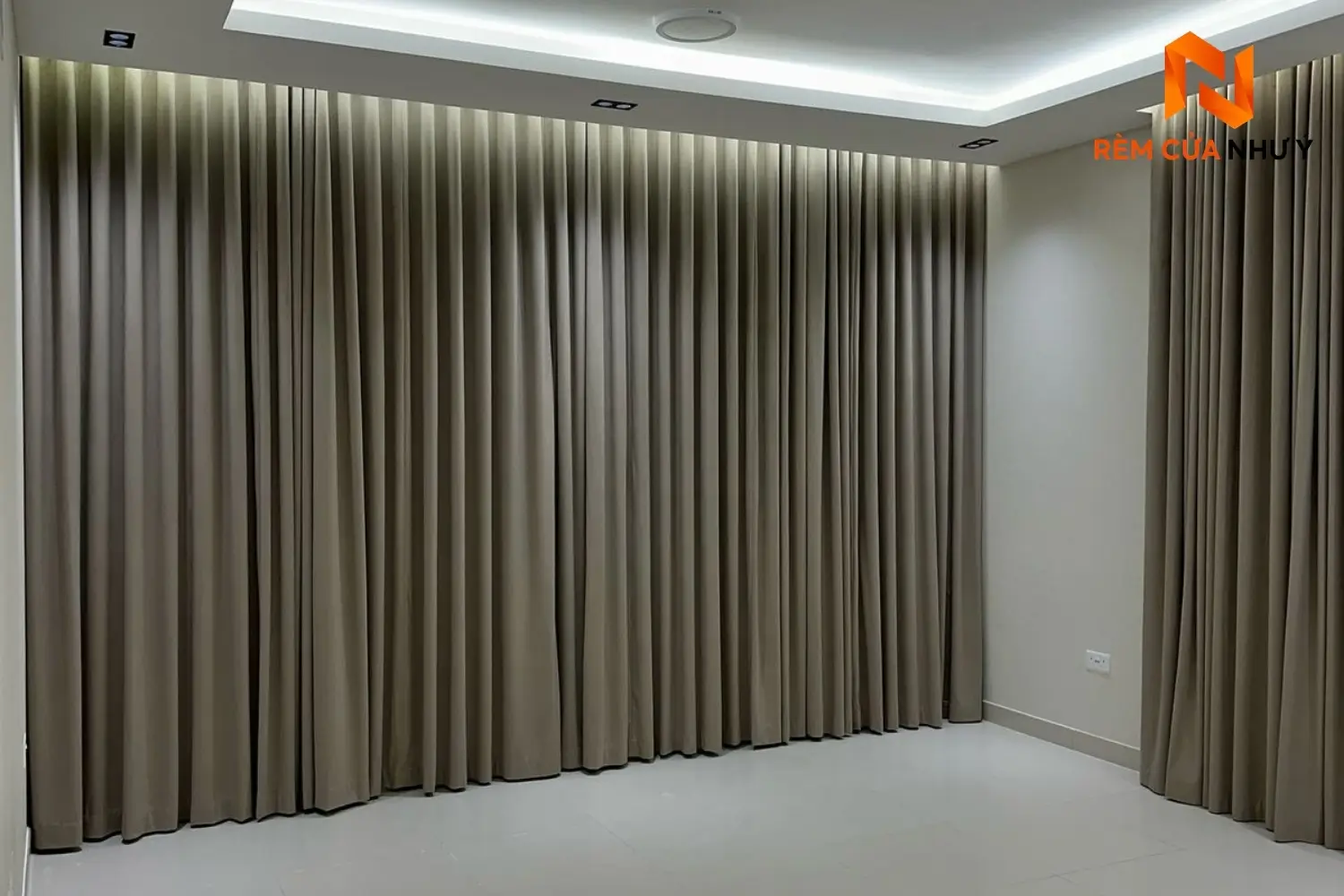 Bề mặt vải gấm rèm NY06 mềm mịn, dệt khít dày dặn, có khả năng kháng bụi và giữ phom dáng chuẩn đẹp.