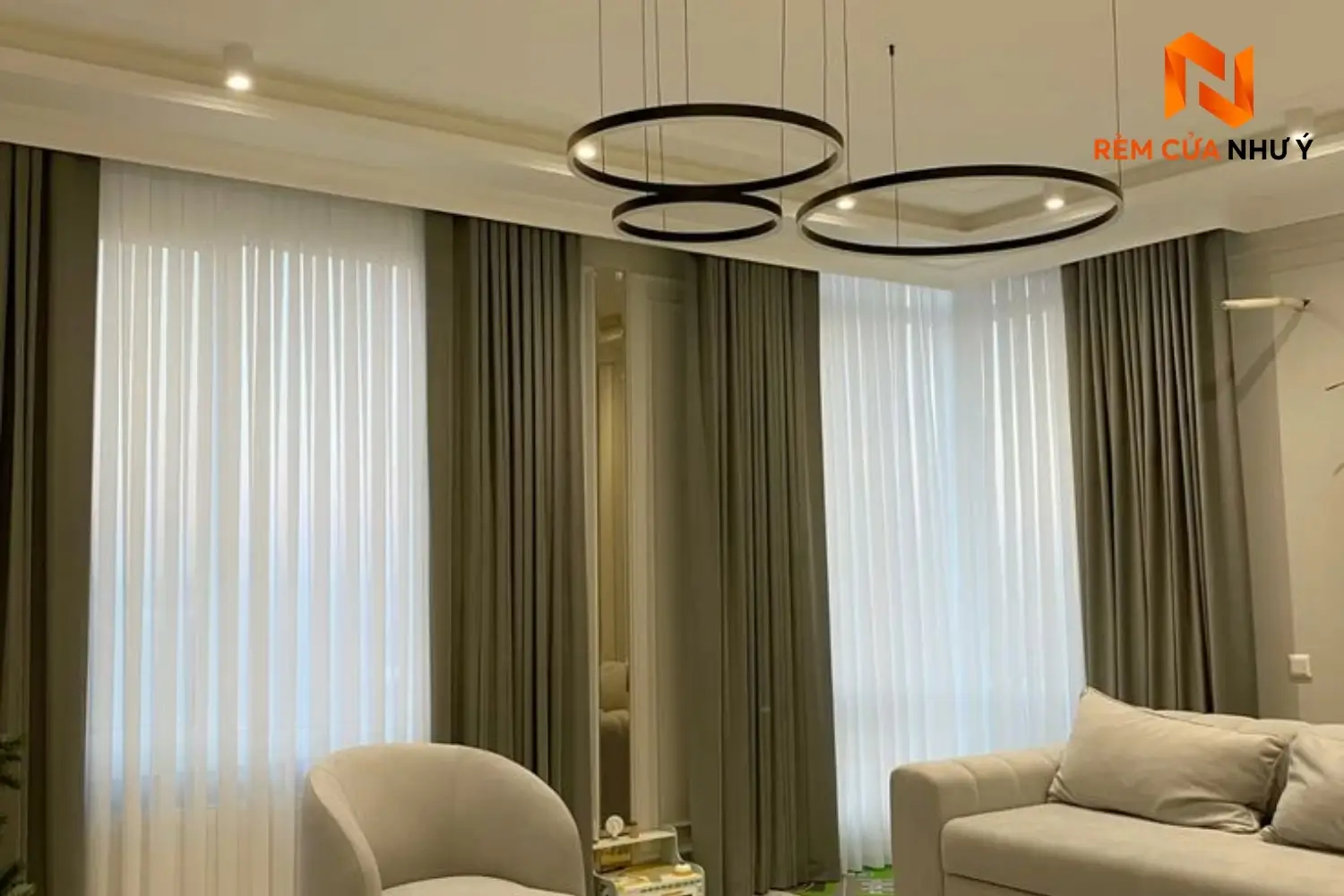 Kỹ thuật viên Như Ý Home trực tiếp đo đạc và thi công rèm vải NY06 chuẩn đẹp tại căn hộ chung cư của khách hàng.