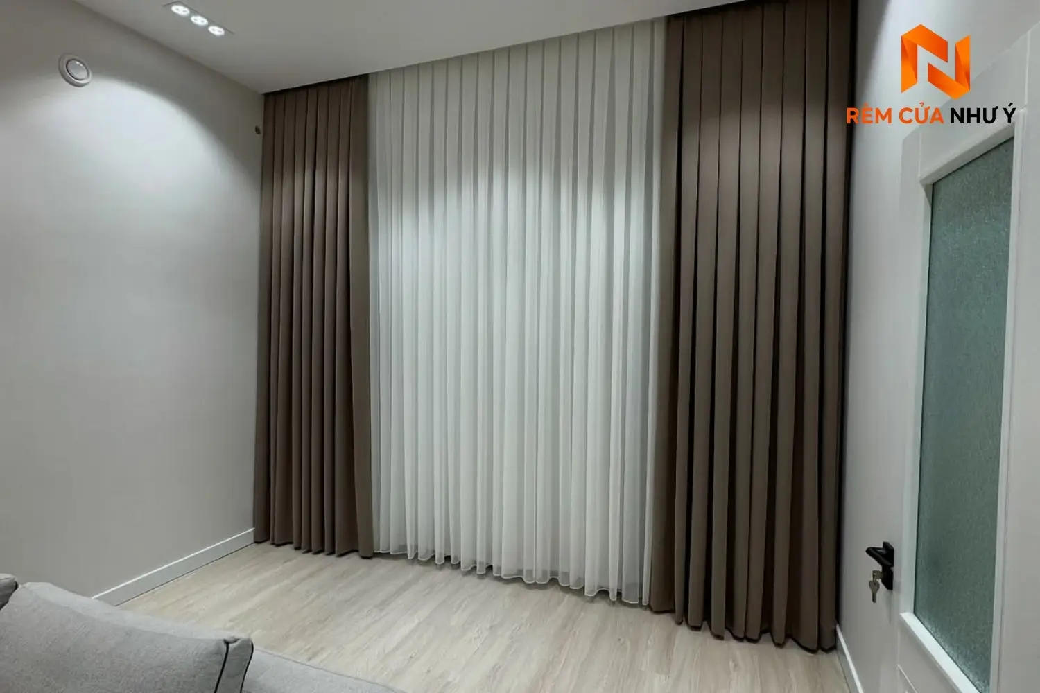 Kỹ thuật viên Như Ý Home trực tiếp đo đạc và thi công rèm vải NY04 chuẩn đẹp tại căn hộ chung cư của khách hàng.