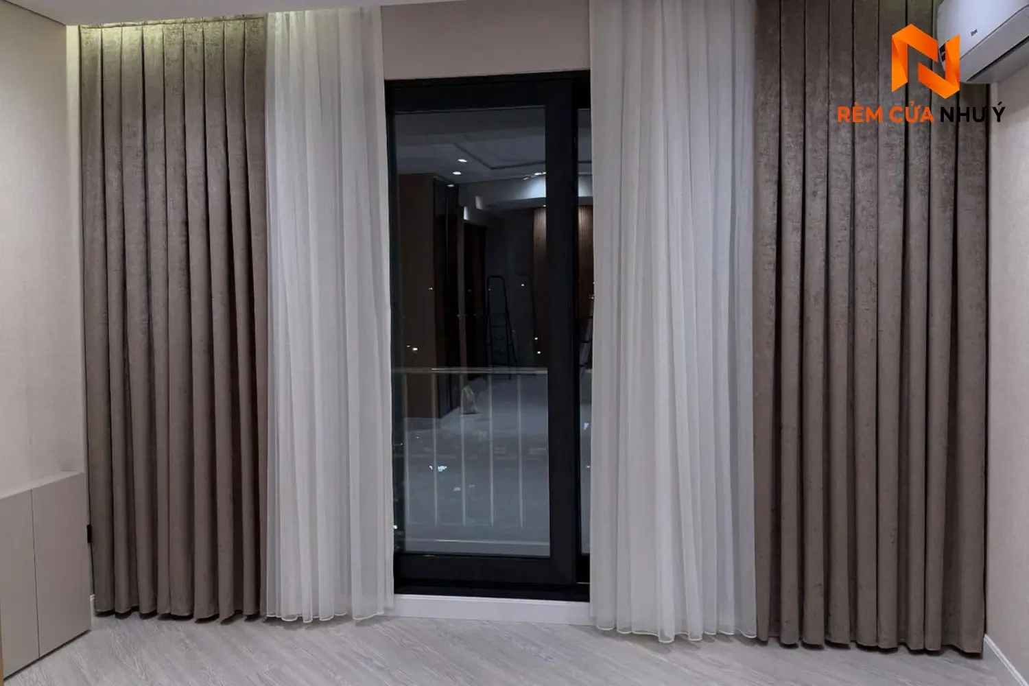Rèm vải chung cư NY03 cản sáng cách nhiệt hiệu quả, mang lại vẻ đẹp sang trọng và ấm cúng cho phòng khách căn hộ.