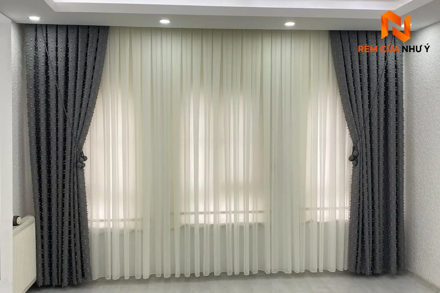 Bề mặt vải gấm rèm NY03 mềm mịn, dệt khít dày dặn, có khả năng kháng bụi và giữ phom dáng chuẩn đẹp.