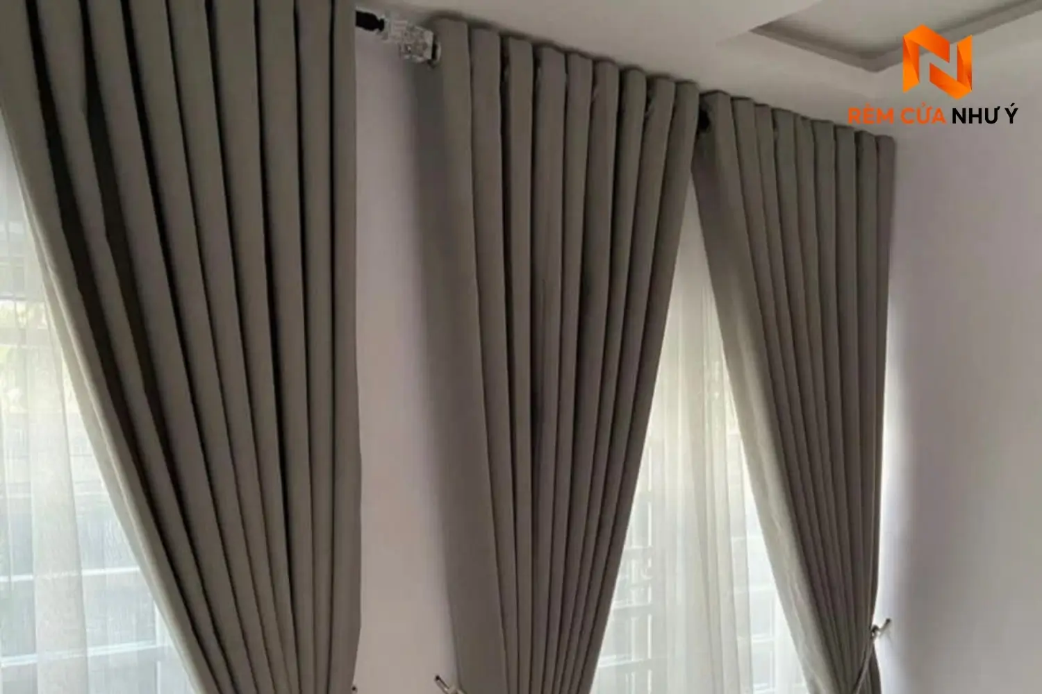 Bề mặt vải gấm rèm NY02 mềm mịn, dệt khít dày dặn, có khả năng kháng bụi và giữ phom dáng chuẩn đẹp.