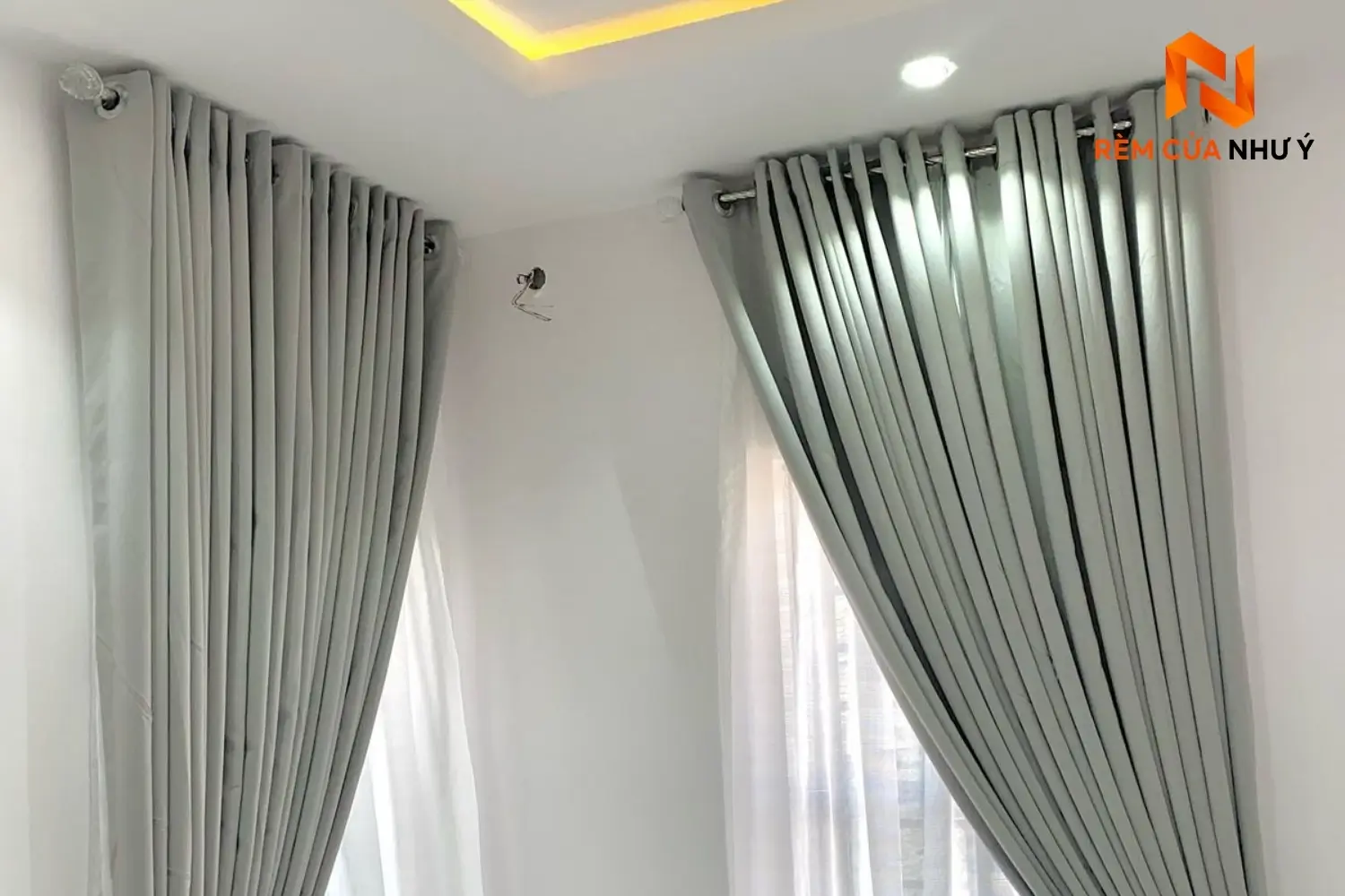 Rèm vải chung cư NY04 cản sáng cách nhiệt hiệu quả, mang lại vẻ đẹp sang trọng và ấm cúng cho phòng khách căn hộ.
