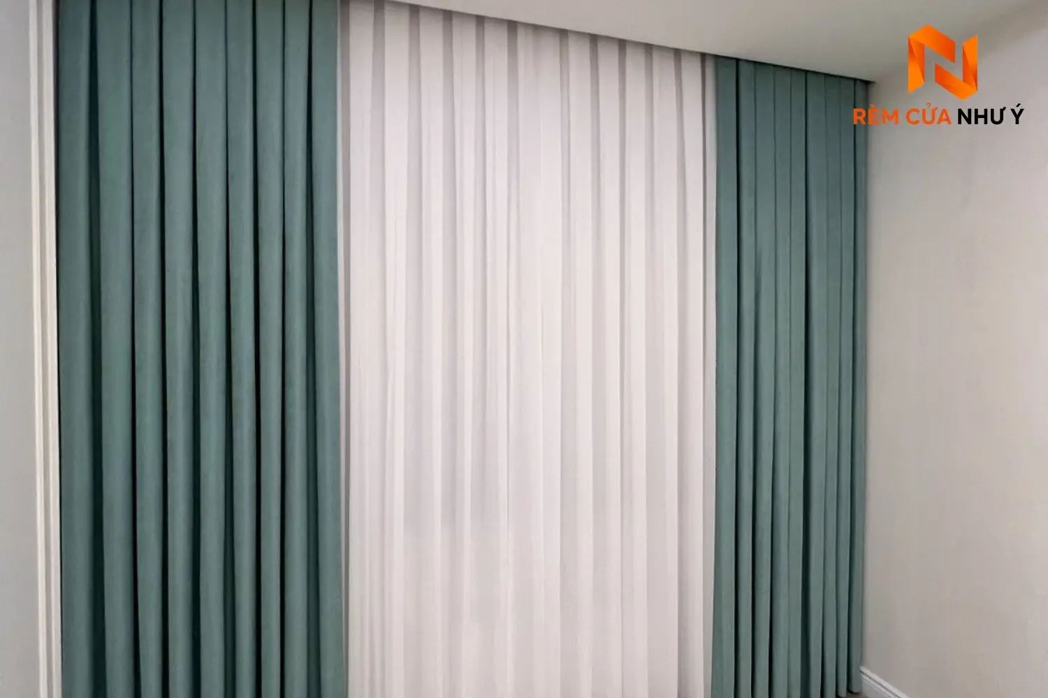 Kỹ thuật viên Như Ý Home trực tiếp đo đạc và thi công rèm vải NY09 chuẩn đẹp tại căn hộ chung cư của khách hàng.