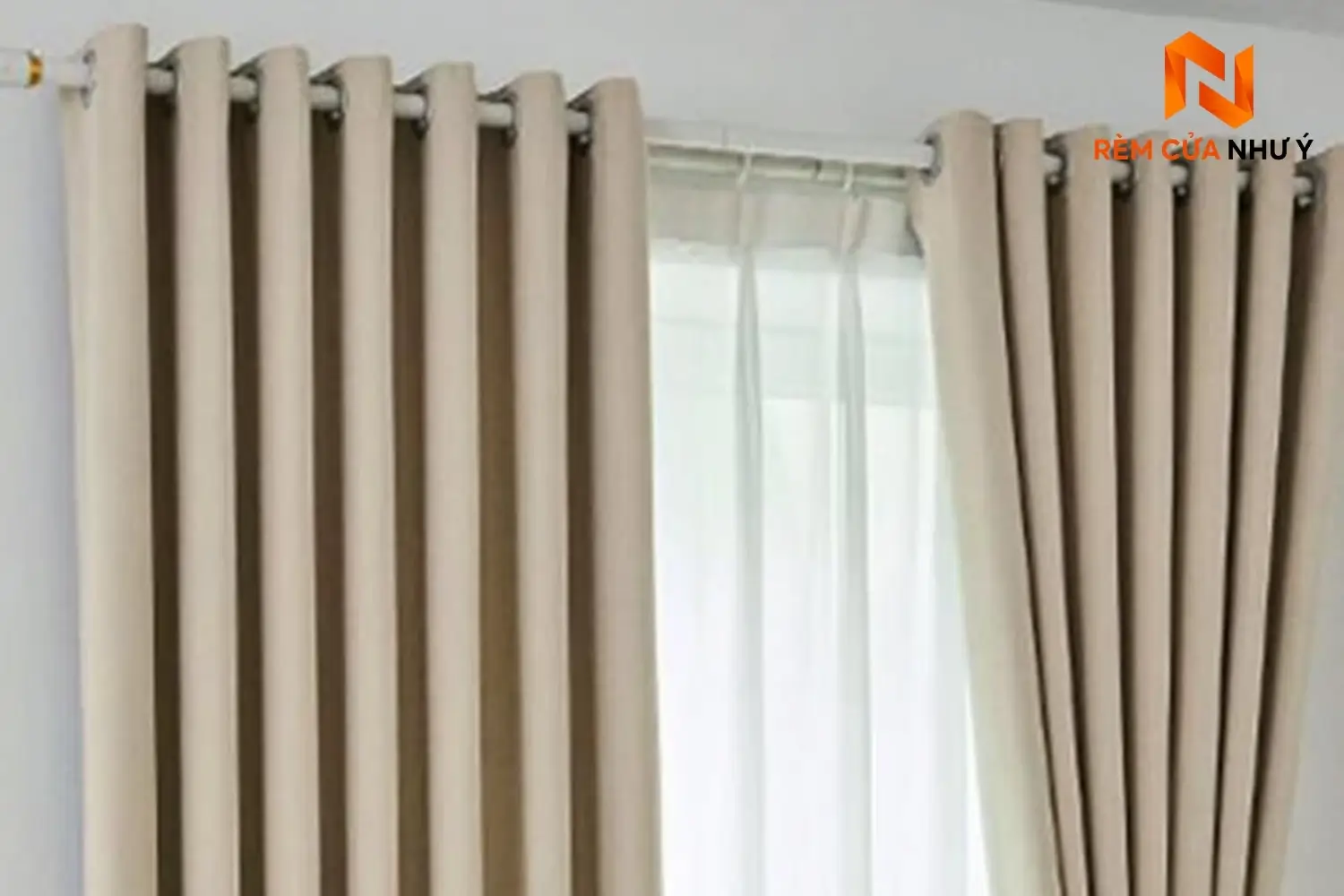 Rèm vải chung cư NY08 cản sáng cách nhiệt hiệu quả, mang lại vẻ đẹp sang trọng và ấm cúng cho phòng khách căn hộ.