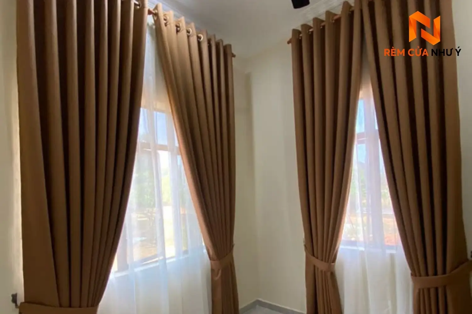 Bề mặt vải gấm rèm NY08 mềm mịn, dệt khít dày dặn, có khả năng kháng bụi và giữ phom dáng chuẩn đẹp.