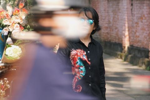 Vì sao mẫu thêu của Natusen thường đặt ở phần trên của trang phục?