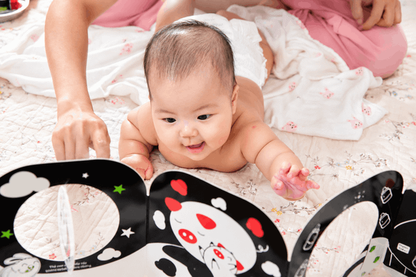Em bé được chăm sóc và tương tác tại Nora Care