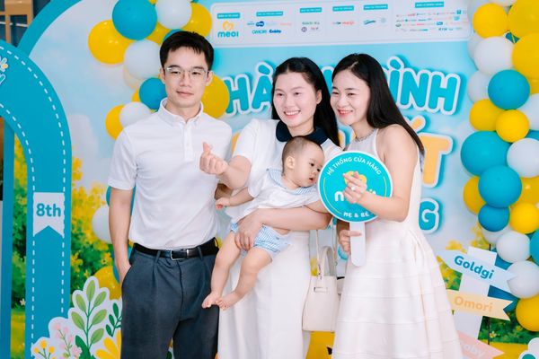 Các gia đình hào hứng check in tại photobooth sinh nhật 8 tuổi Mẹ Ơi