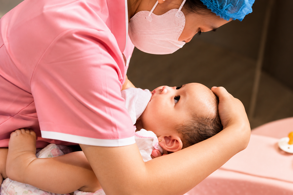 Nhân viên Nora Care thực hiện dịch vụ chăm sóc em bé