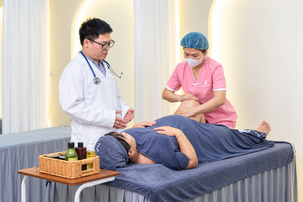 Bác sĩ và nhân viên Nora Care phối hợp chăm sóc khách hàng