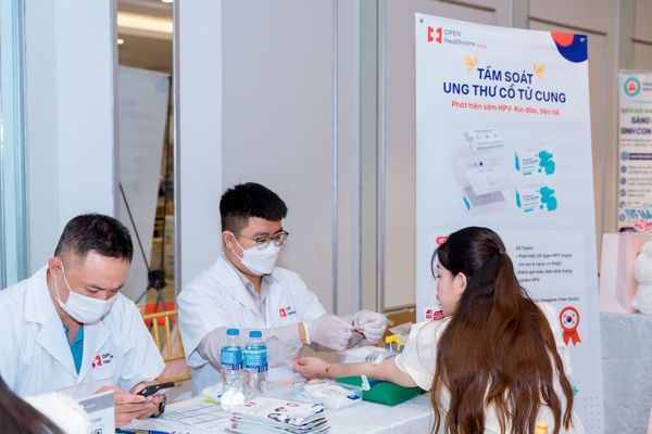 Hoạt động kiểm tra sức khỏe và xét nghiệm cho mẹ bầu tại Trạm Bầu 08