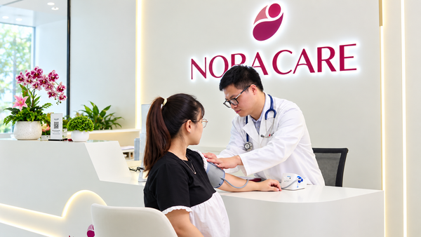 Khách hàng được kiểm tra sức khỏe trước khi chăm sóc tại Nora Care