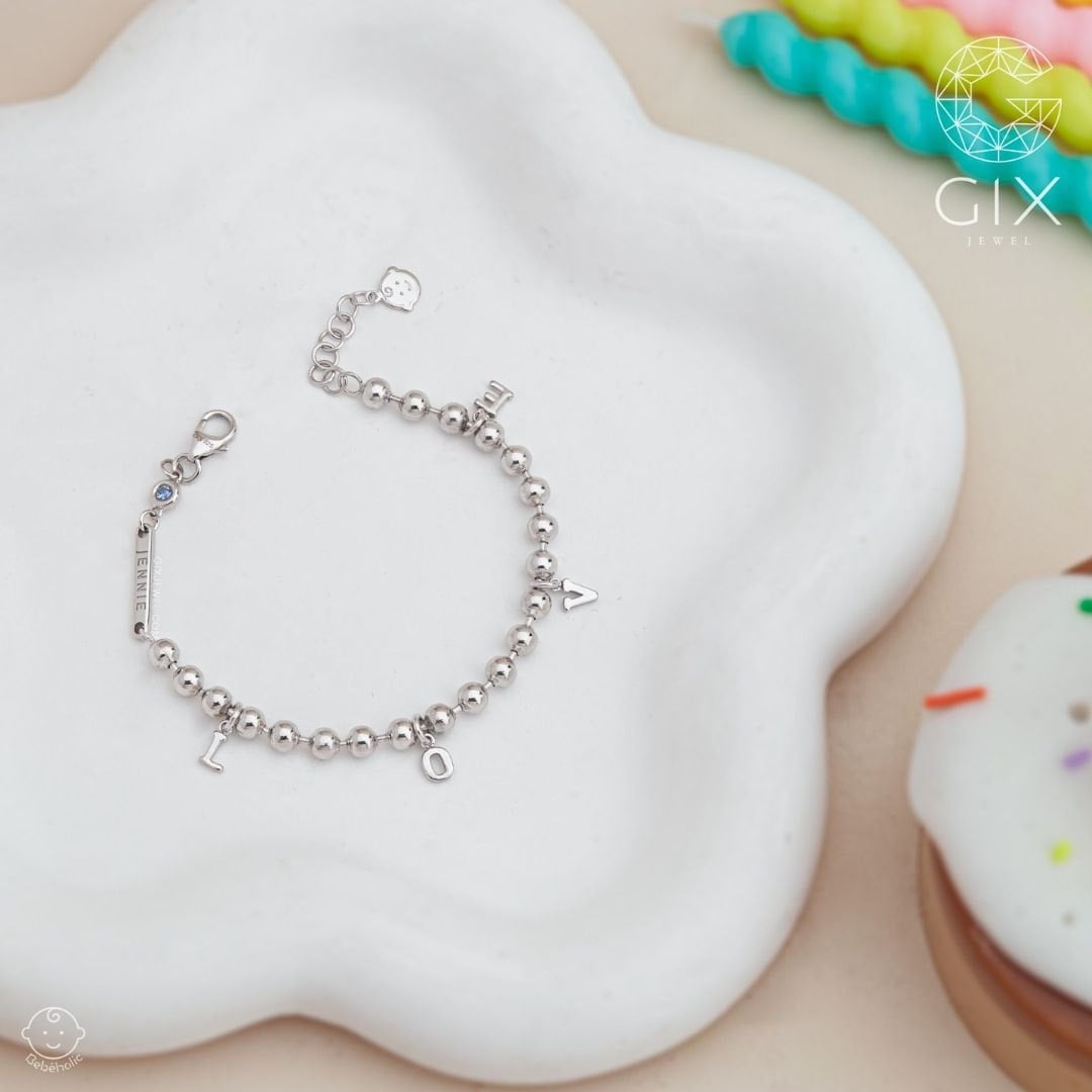 Lắc tay chữ Love có thể khắc tên hoặc ngày sinh ở phần cuối khóa