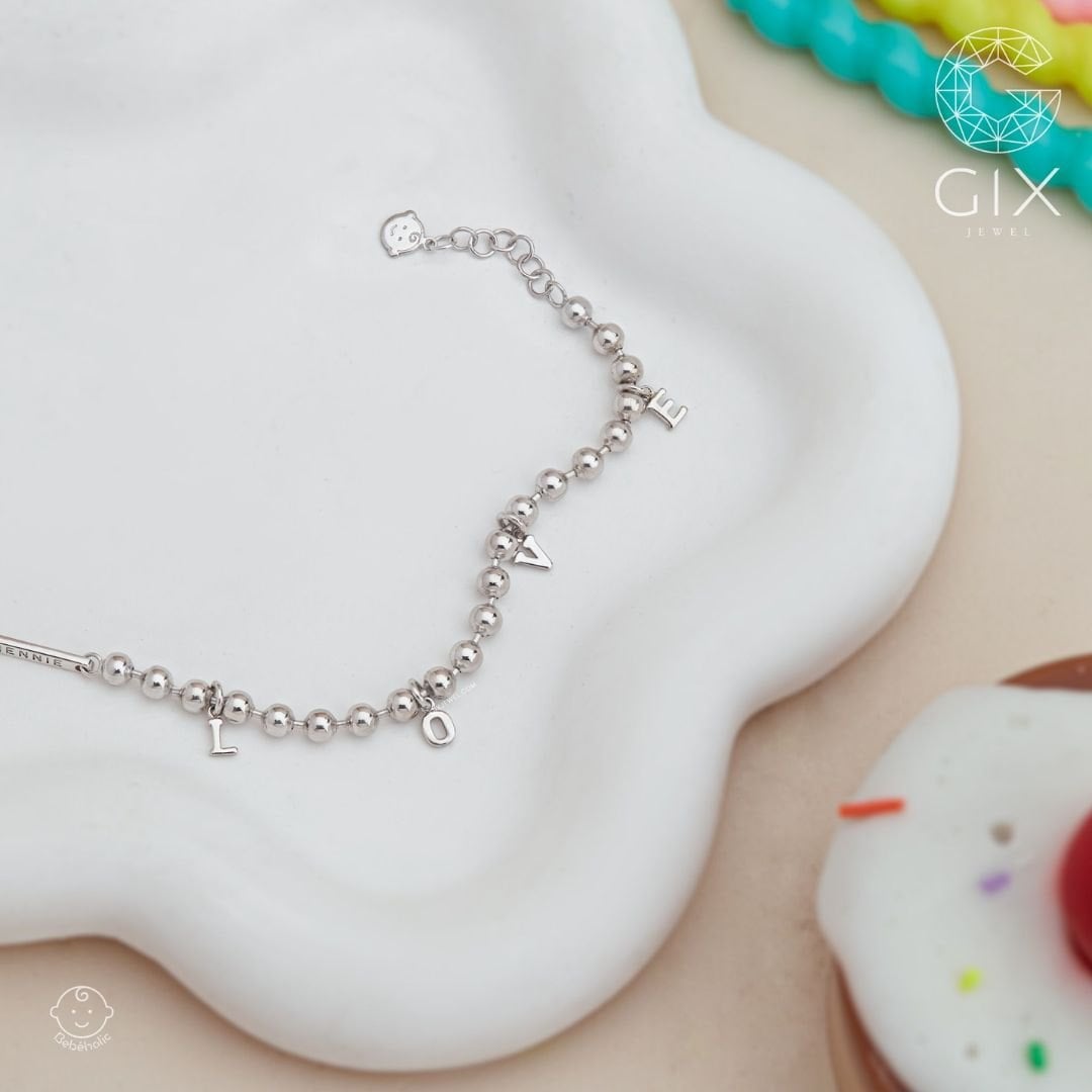 Đo đúng size cổ tay và chọn bề mặt nhẵn giúp bé đeo lắc tay thoải mái, an toàn hơn