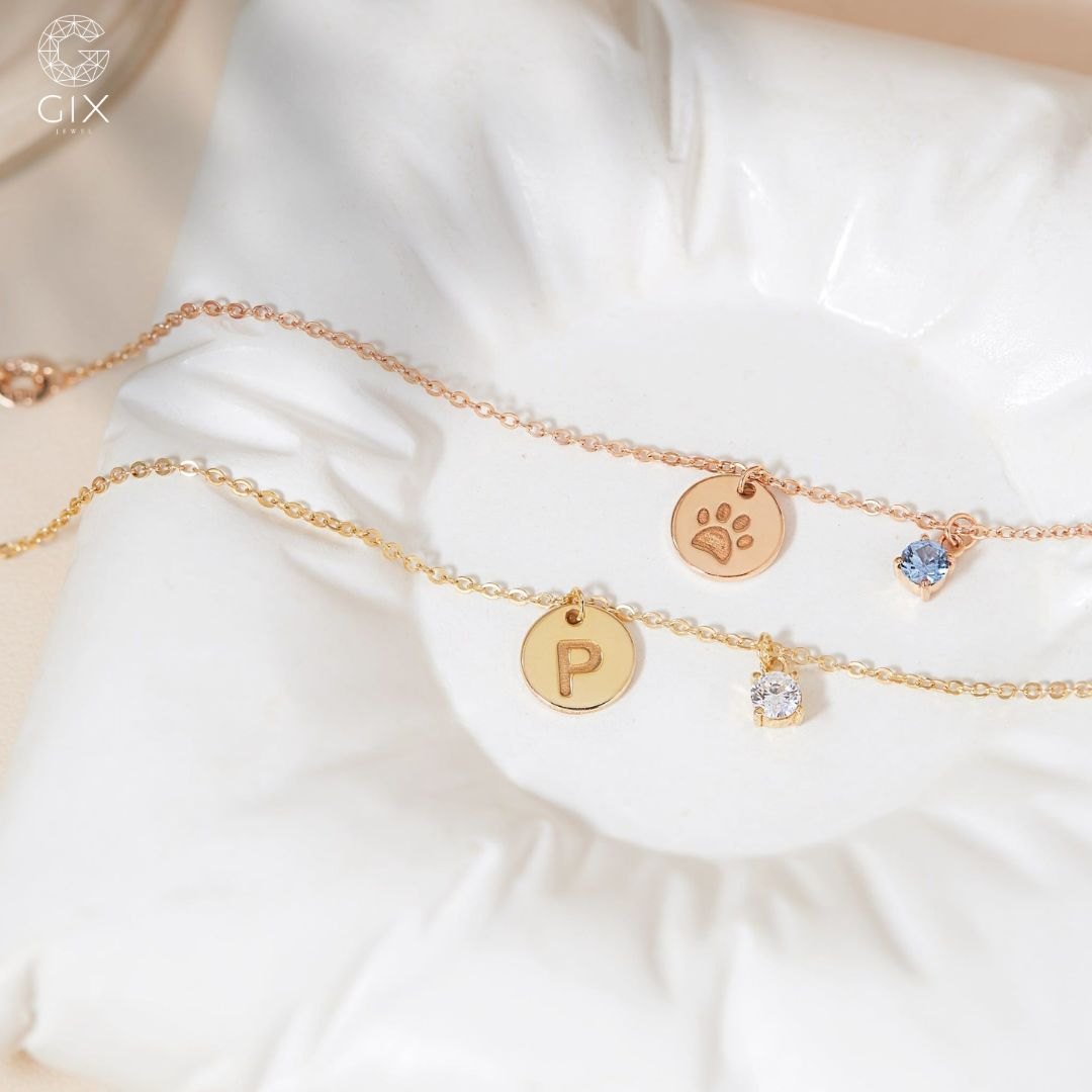 Mẫu vòng tay đôi vàng có charm biểu tượng giàu ý nghĩa tình yêu