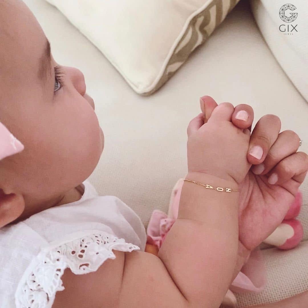 Lắc tay khắc tên có thiết kế nhỏ gọn, dễ điều chỉnh theo cổ tay bé