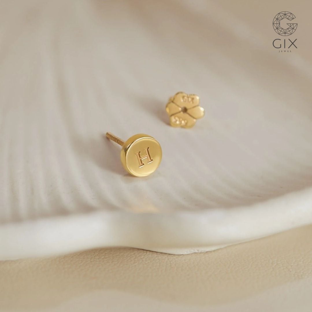 Khuyên tai dáng Stud khắc chữ theo yêu cầu