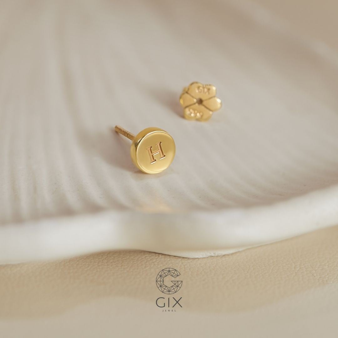 Bông tai stud khắc chữ cái nhỏ gọn
