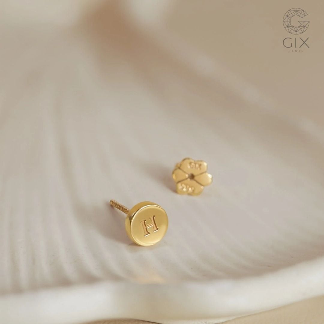 Bông tai stud hình tròn khắc chữ cái