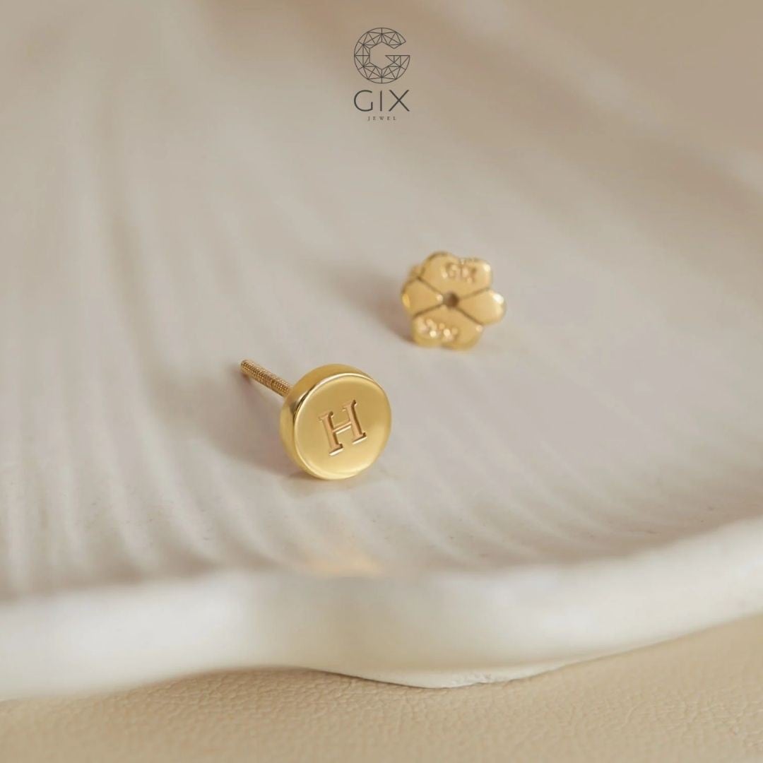 Bông tai tròn dáng stud khắc chữ cái cá nhân