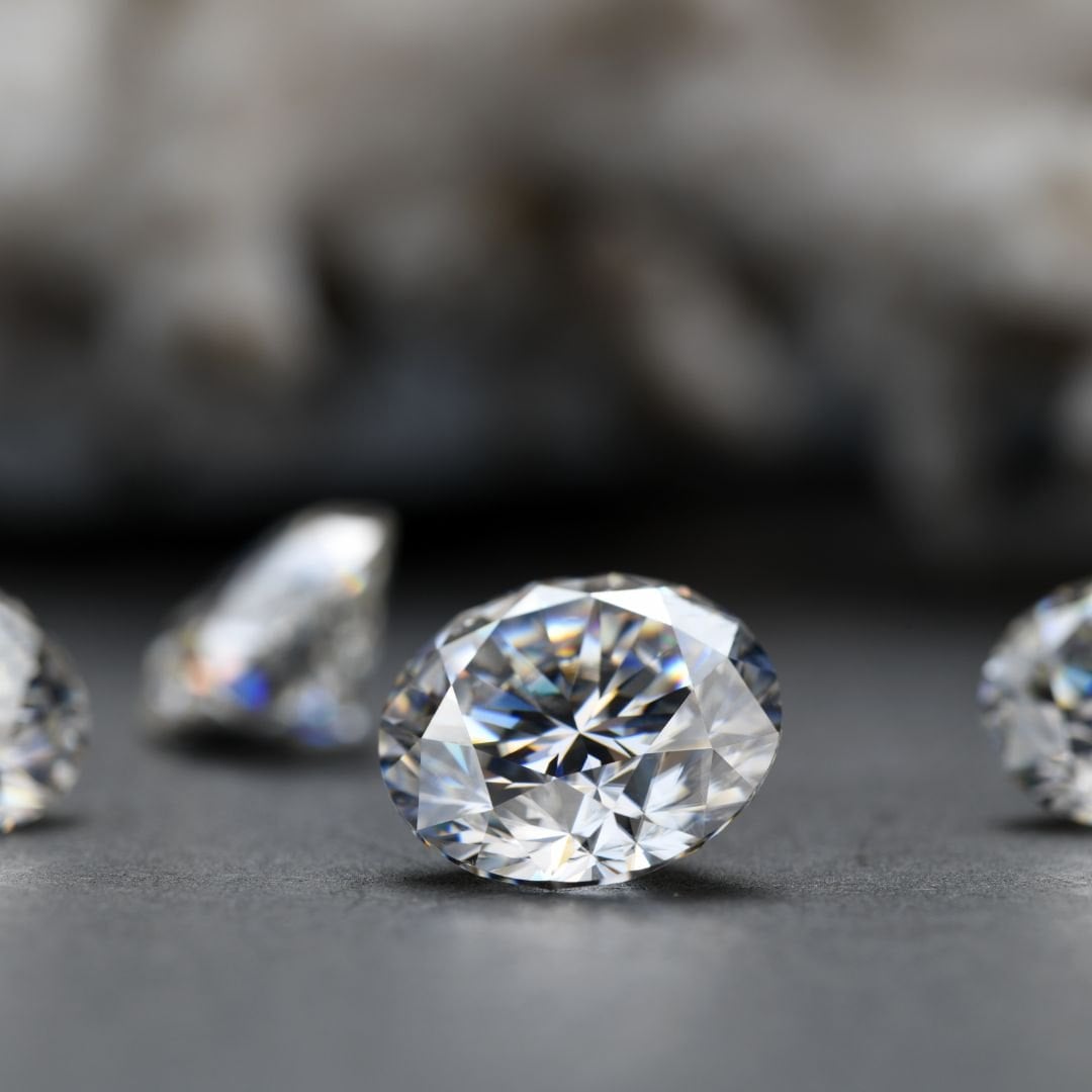 Đá Cubic Zirconia sáng lấp lánh và trong suốt khá giống kim cương (Nguồn: Internet)