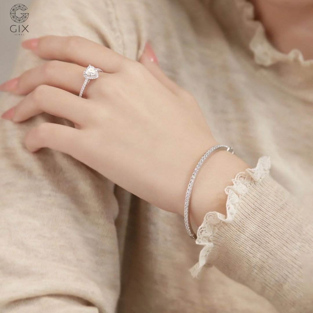Mẫu vòng tay vàng trắng bản cứng sang trọng, phù hợp dự tiệc và sự kiện