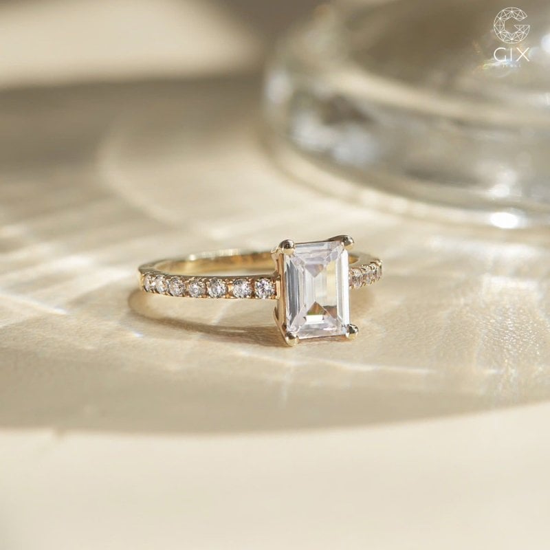 Mẫu nhẫn cầu hôn Emerald đơn giản tinh tế, làm nổi bật viên chủ