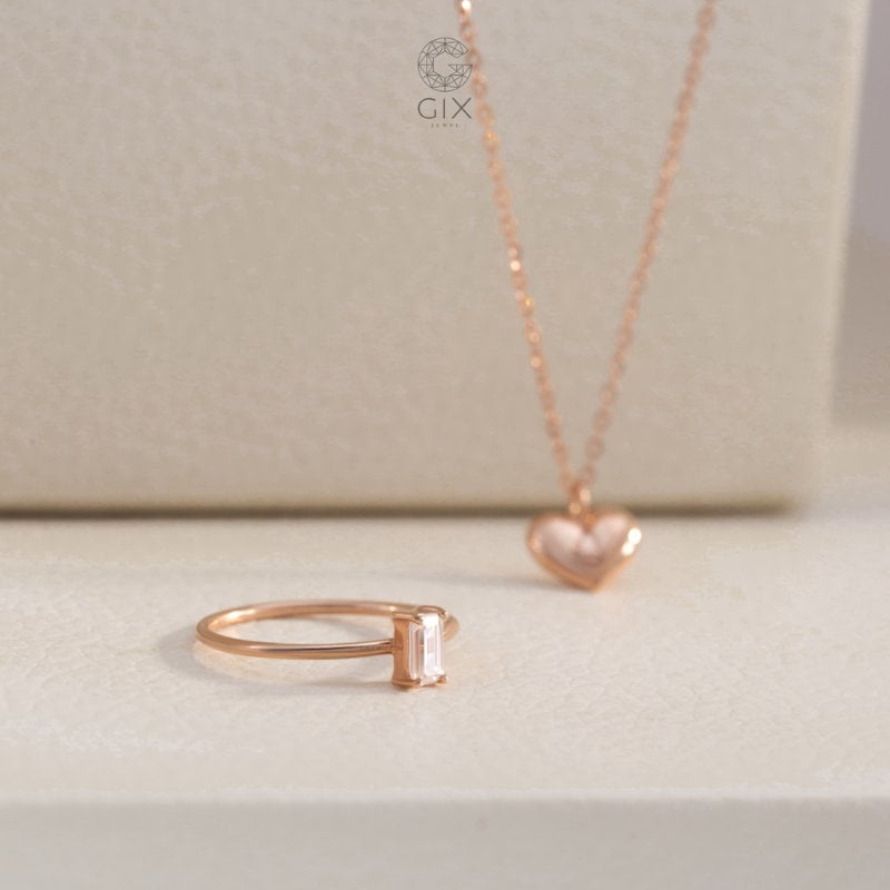 Mẫu nhẫn cầu hôn Emerald Framed Love sang trọng, nổi bật viên chủ