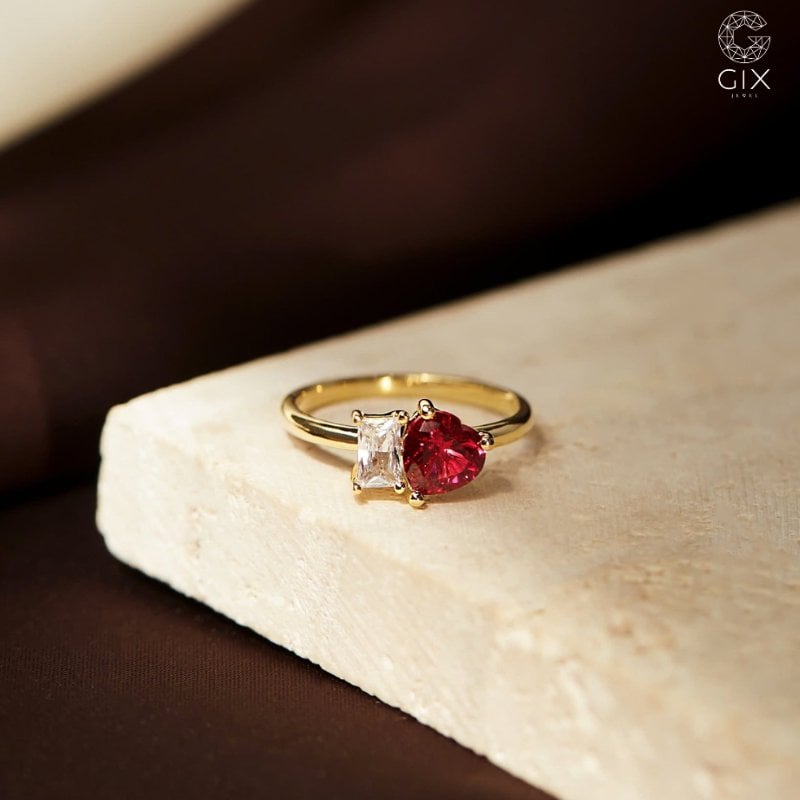 Mẫu nhẫn cầu hôn Emerald phối Heart Cut độc đáo, giàu ý nghĩa
