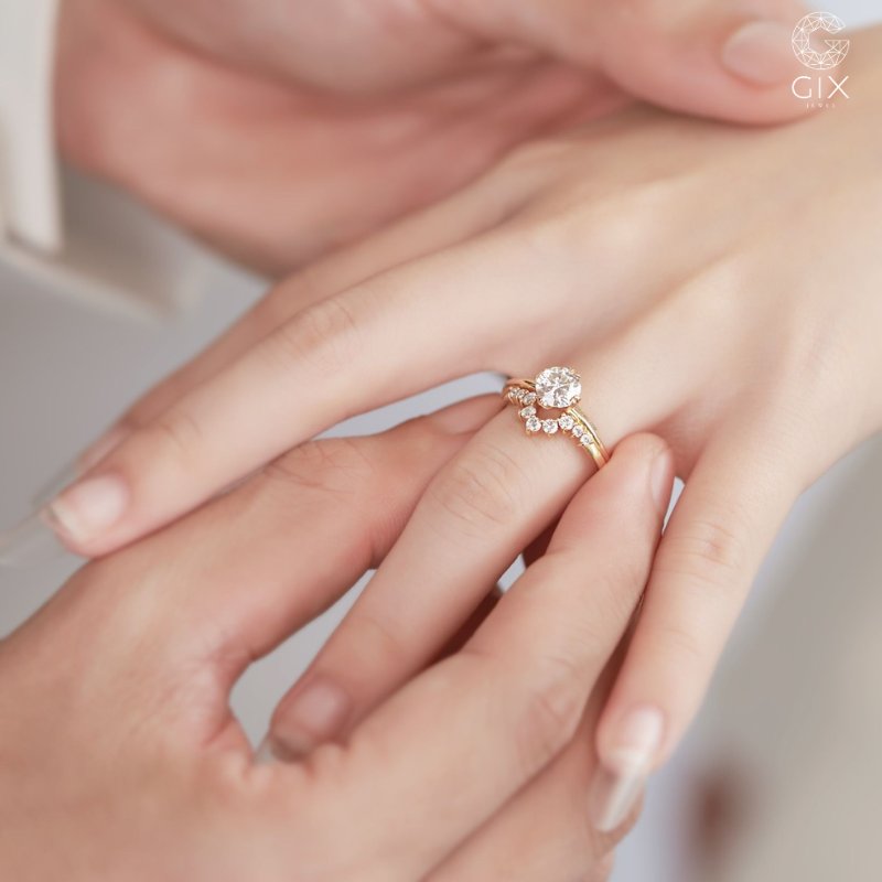 (Mẫu nhẫn Royal Queen's Crown vàng 18K sang trọng, tinh xảo trong từng chi tiết)