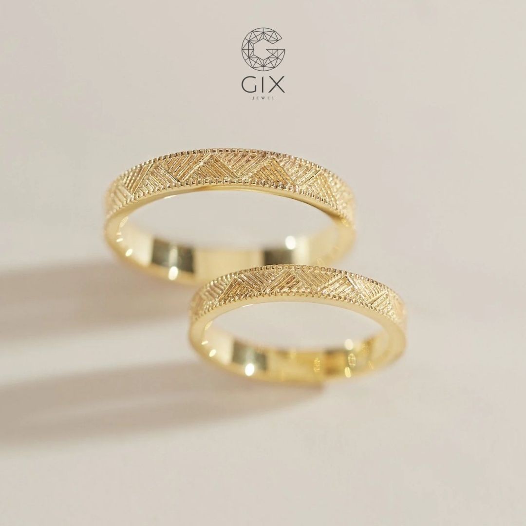 Nhẫn cưới khắc đối xứng thủ công tinh tế