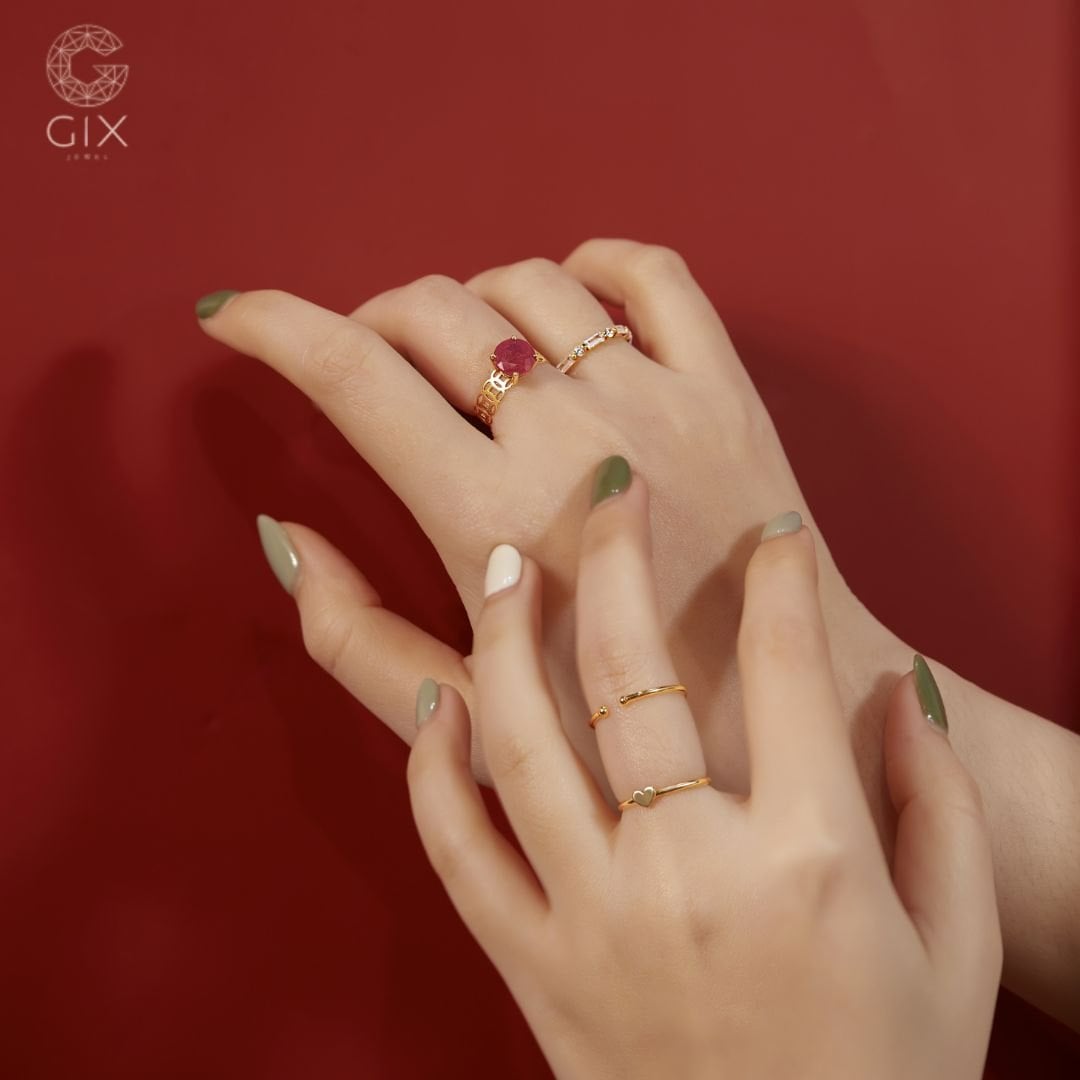 Nữ giới nên đeo nhẫn kim tiền tay trái hay phải
